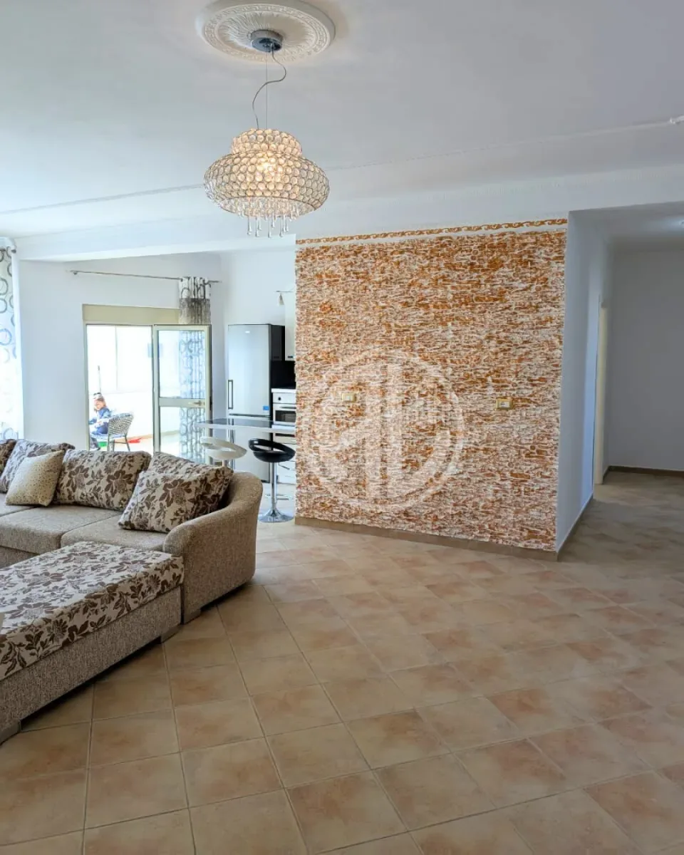 Shitet Apartament 3+1+2 me Verandë për Shitje pranë Stadiumit, Durres – I Rinovuar dhe i Mobiluar Rishtazi 3
