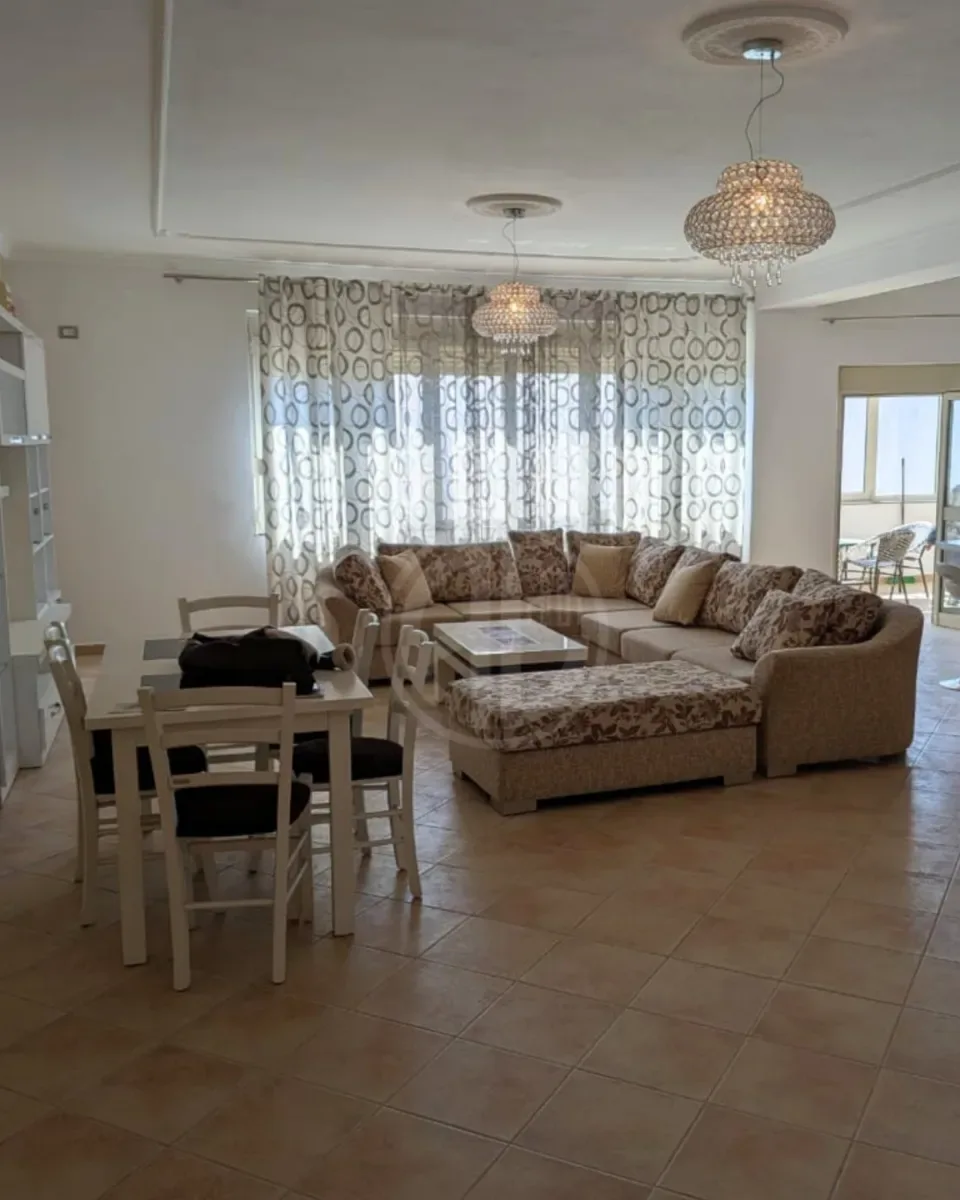 Shitet Apartament 3+1+2 me Verandë për Shitje pranë Stadiumit, Durres – I Rinovuar dhe i Mobiluar Rishtazi 2