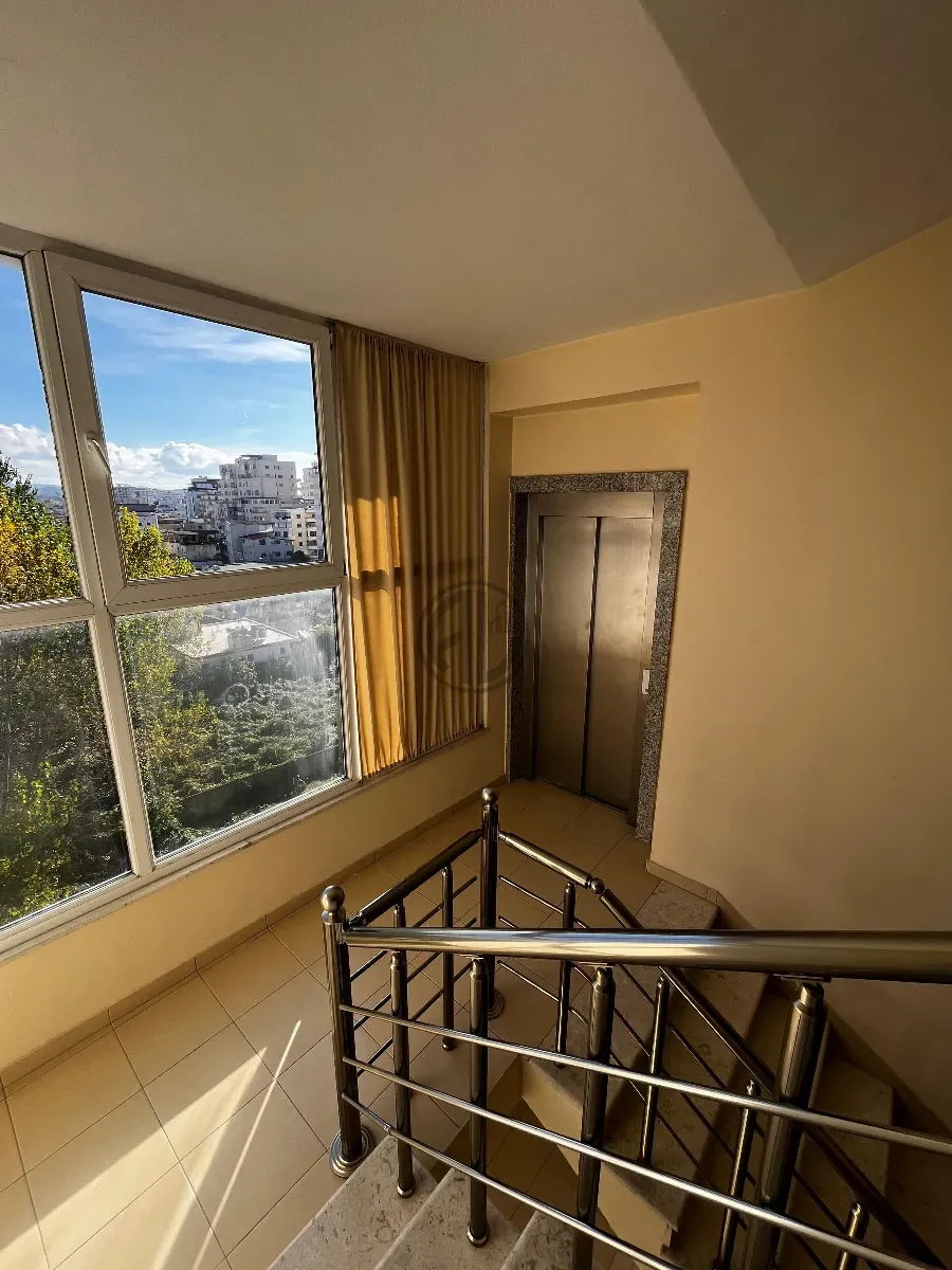 Hotel me 20 apartamente, restorant, dhe lavanderi per shitje 2
