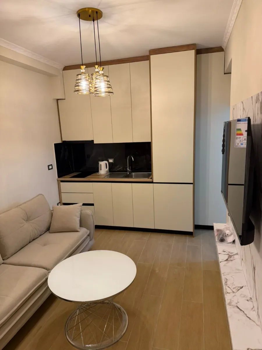 Garsoniere 30 m2 për shitje në zonën e Shkëmbit të Kavajës, prane Majestic 2