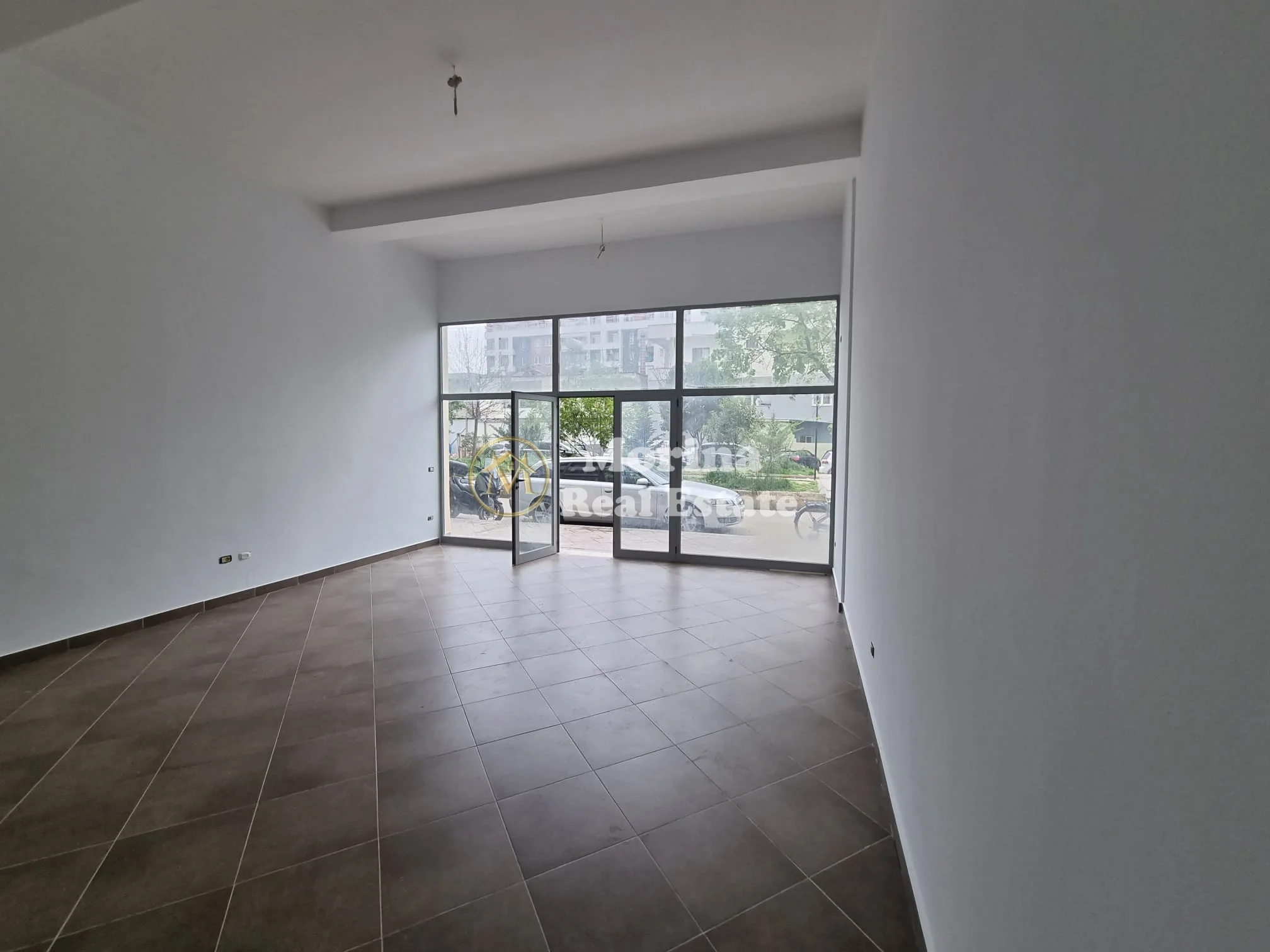 Qera | Ambjent Biznesi | Rruga Sokrat Miho | 400 €/muaj