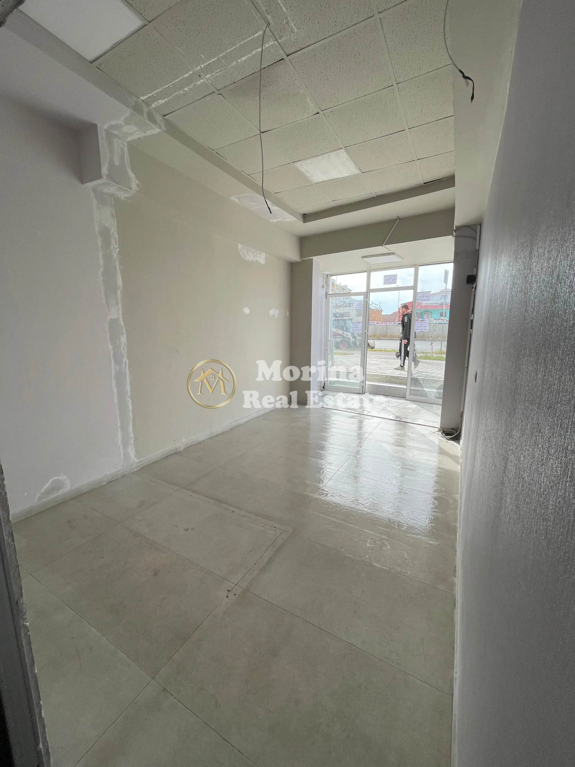 Qera | Ambjent Biznesi | Sheshi Shqiponja | 500 €/muaj