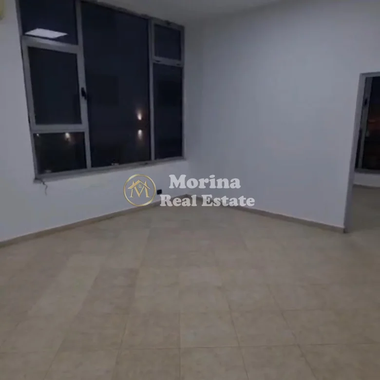 Qera | Ambjent Biznesi | Rruga Myslym Shyri | 960 €/muaj 4