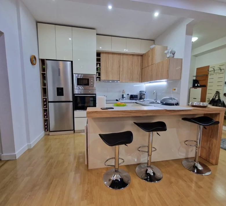 Shitje | Apartament 3 + 1 | Rruga Fortuzi| 350000 € 3