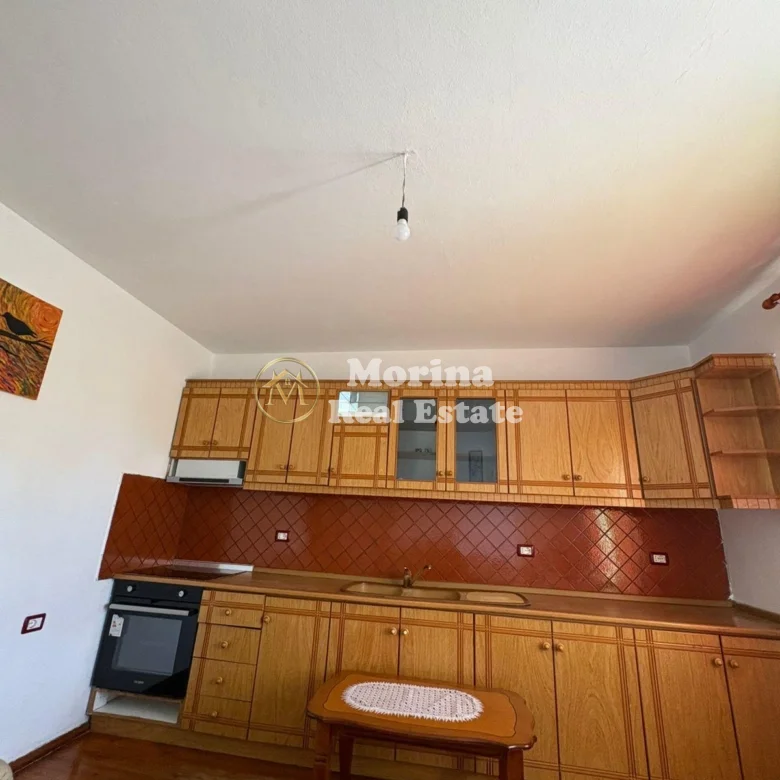 Qera | Shtëpi private 2 + 1 | Rruga Njazi Meka | 380 €/muaj 2