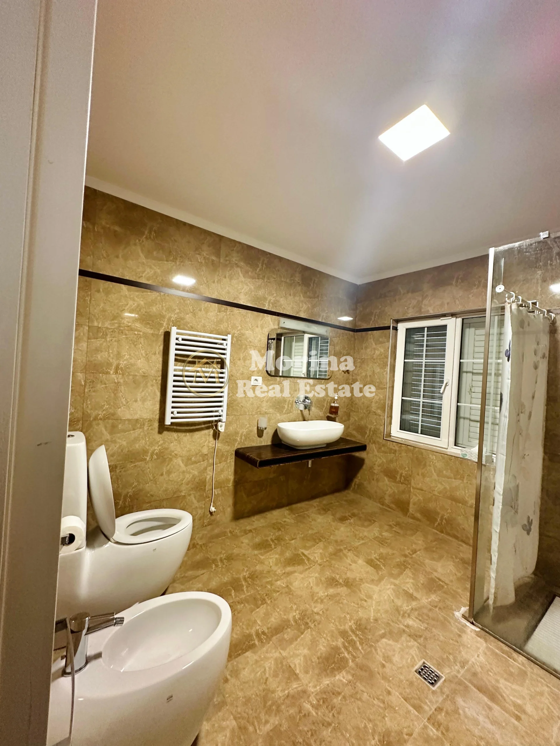 VILE ME QERA | TEG – KOMPLEKSI REZIDENCIAL GARDEN VILAS | 3500 €/muaj | I Diskutueshem.