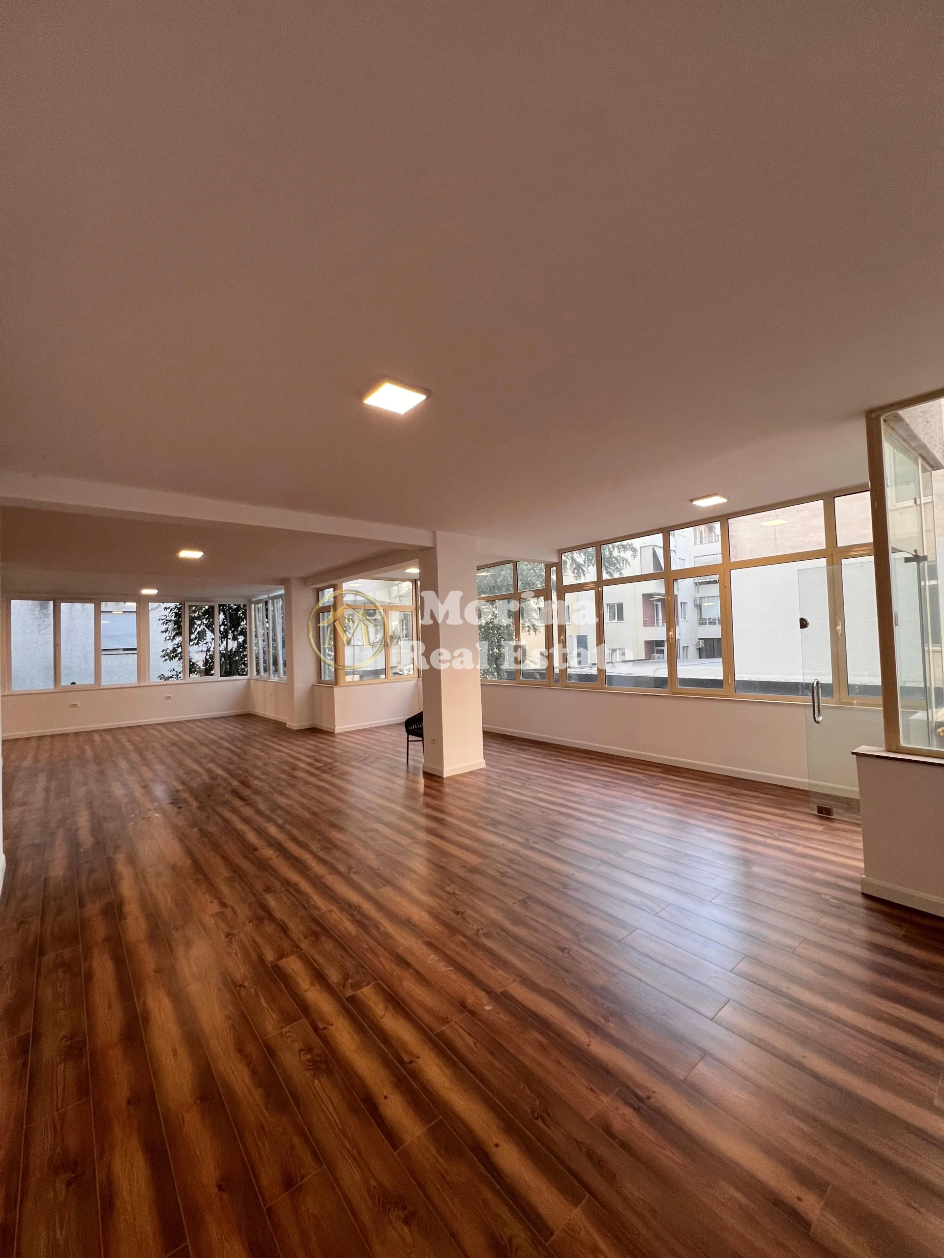 Qera | Ambjent Biznesi | Liqeni i Thatë | 1800 €/muaj