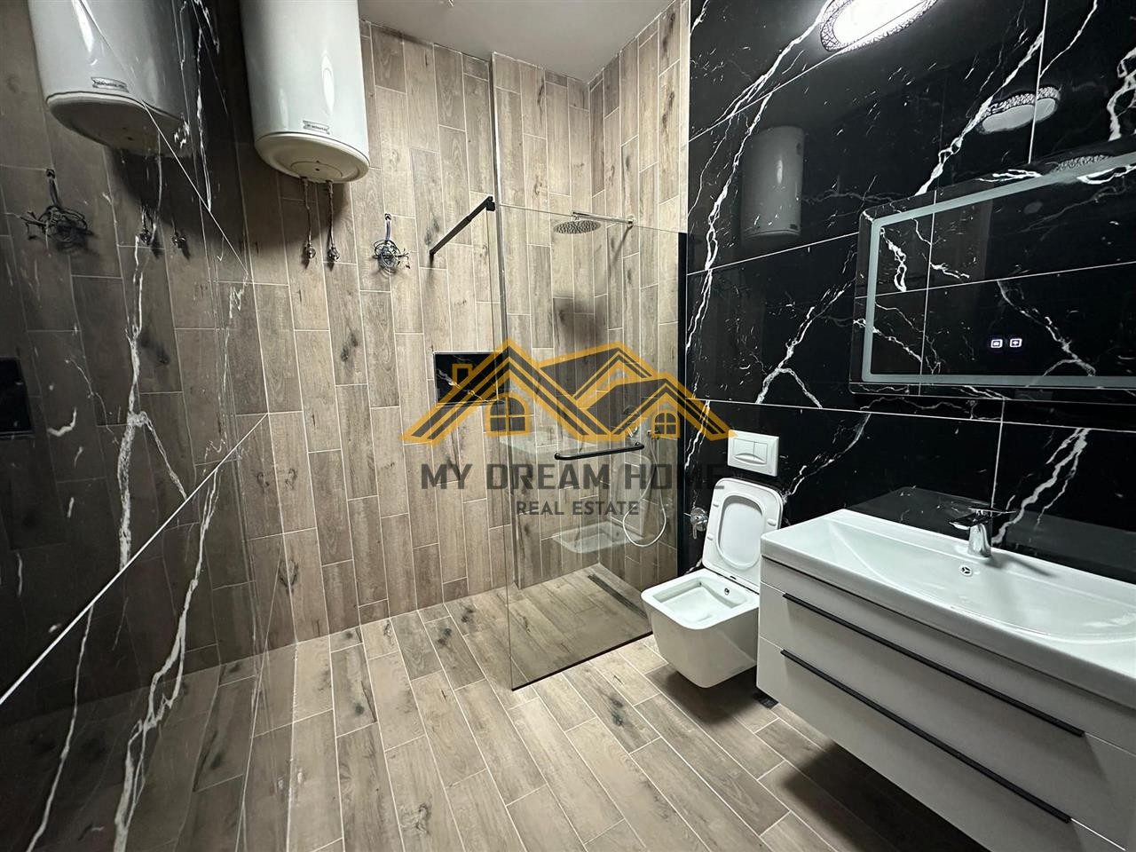 Disponojmë për shitje një super Apartament 3+1 pranë Shkollë Bajram Curri 2