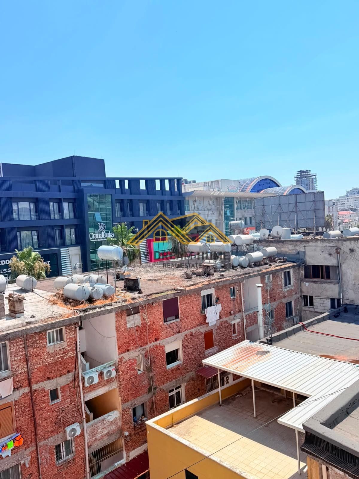 Jepet me qera apartament 3+1+2 Flagship Center,Durres.
