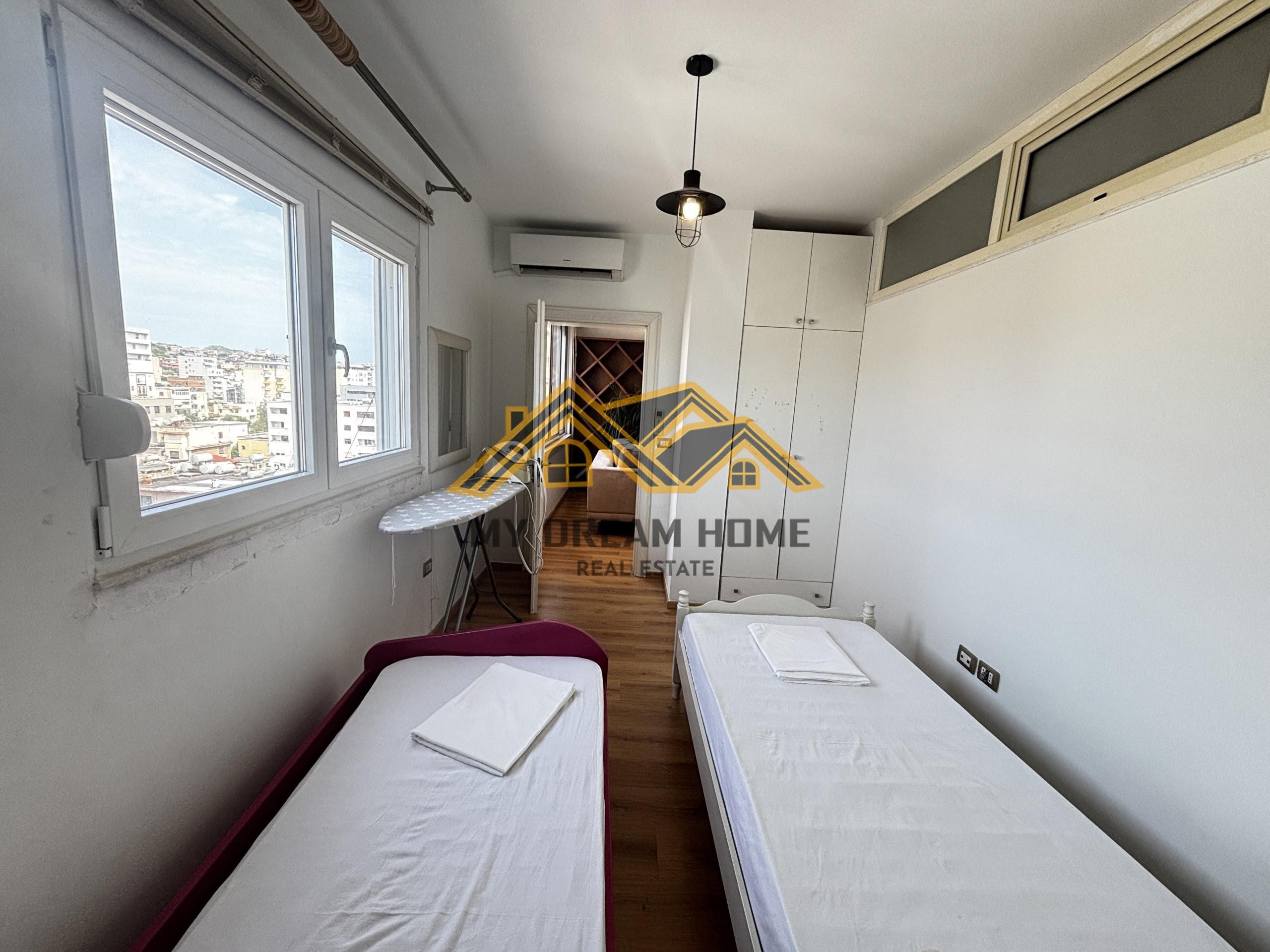 Shitet apartament 2+1 në qendër të Durrësit