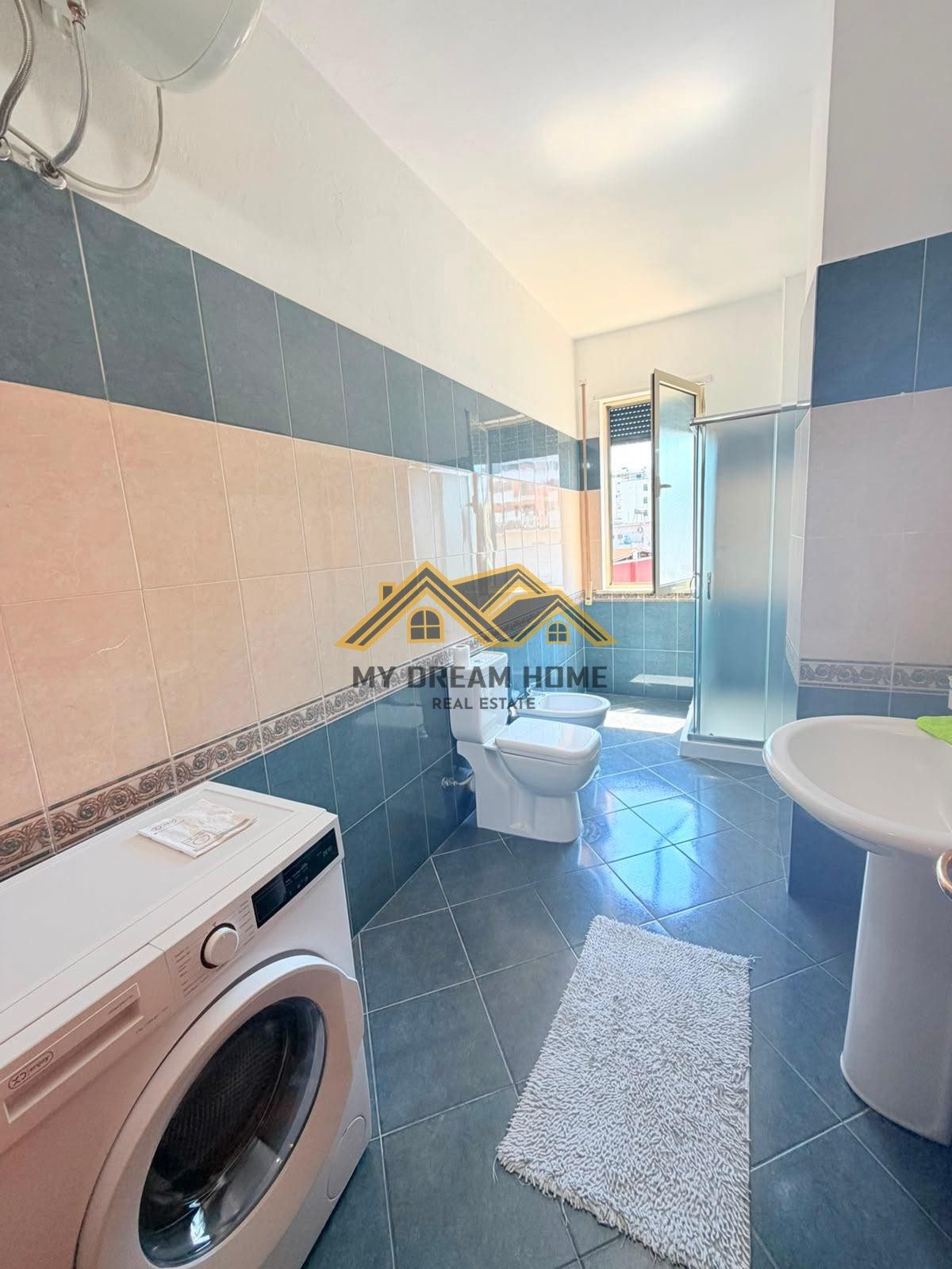 Jepet me qera apartament 3+1+2 Flagship Center,Durres. 3