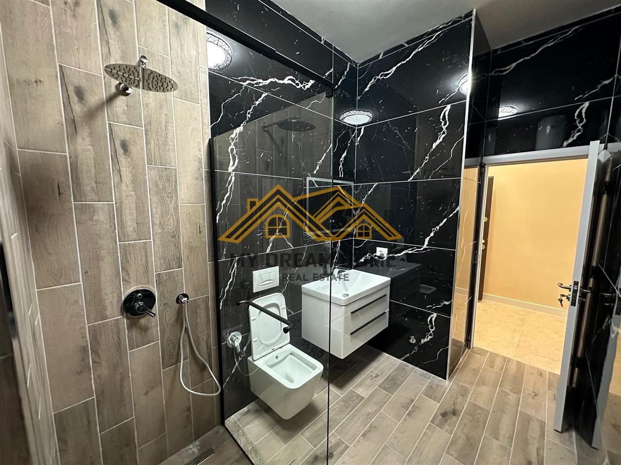 Disponojmë për shitje një super Apartament 3+1 pranë Shkollë Bajram Curri 4