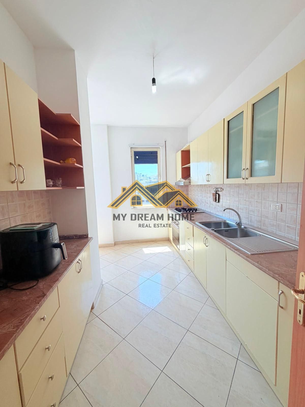 Jepet me qera apartament 3+1+2 Flagship Center,Durres. 2