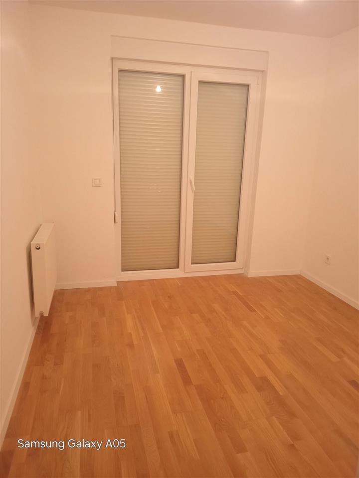 Shitet banesa në rrugen A . 3