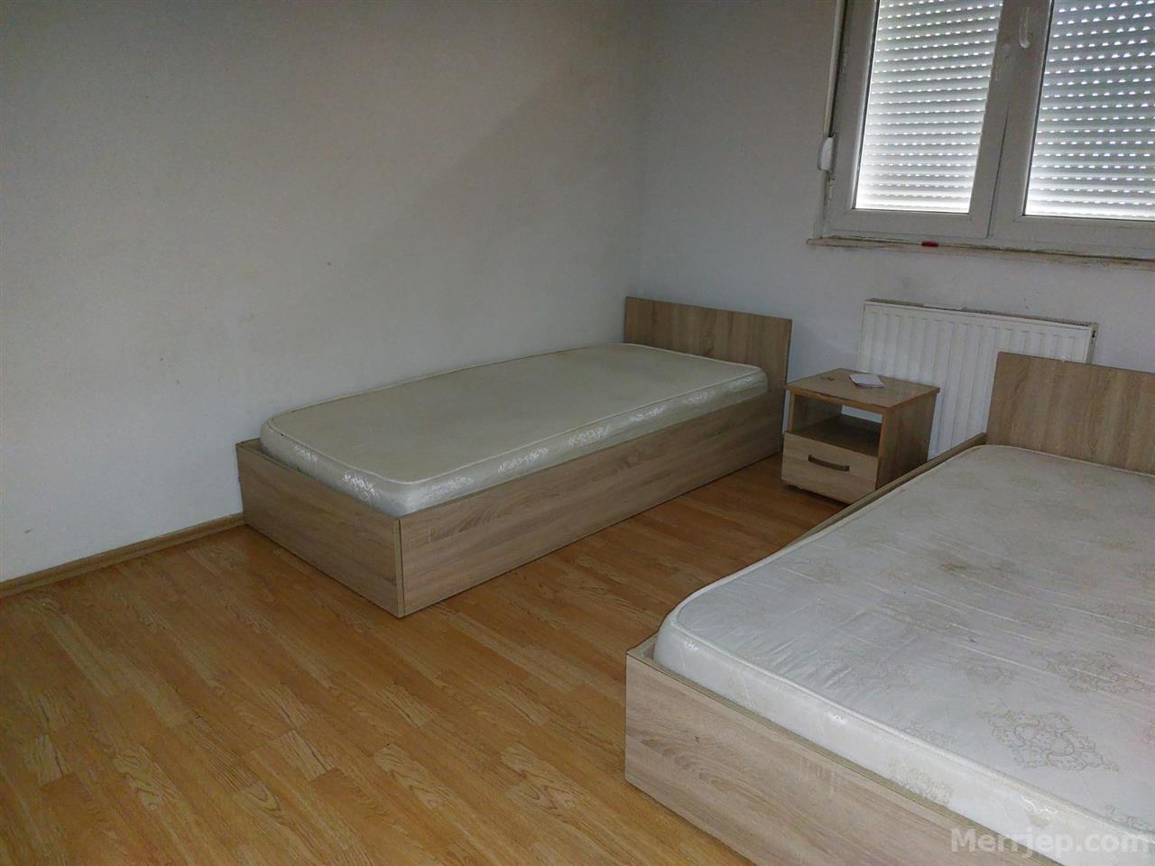 Banes me qera ne lagjen e Spitalit. 4