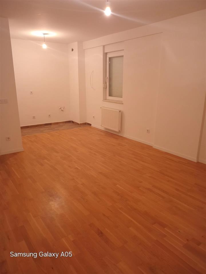 Shitet banesa në rrugen A . 2
