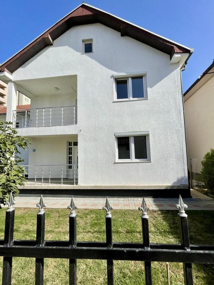 Shtepi me qera afer rrethit ne Fushe Kosove