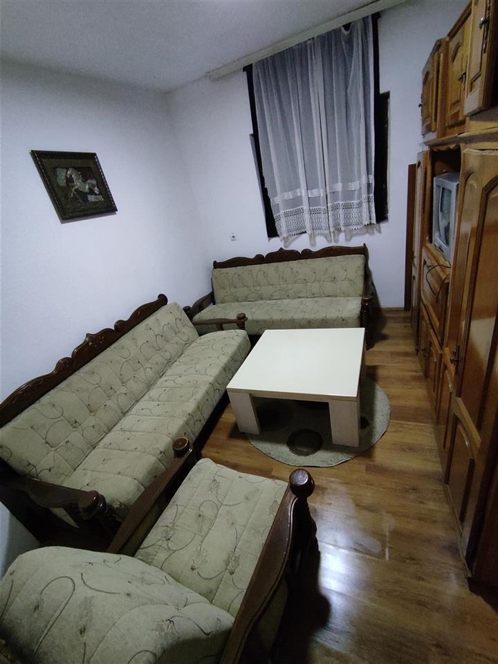 Shtepi me qera ne Pejton. 2
