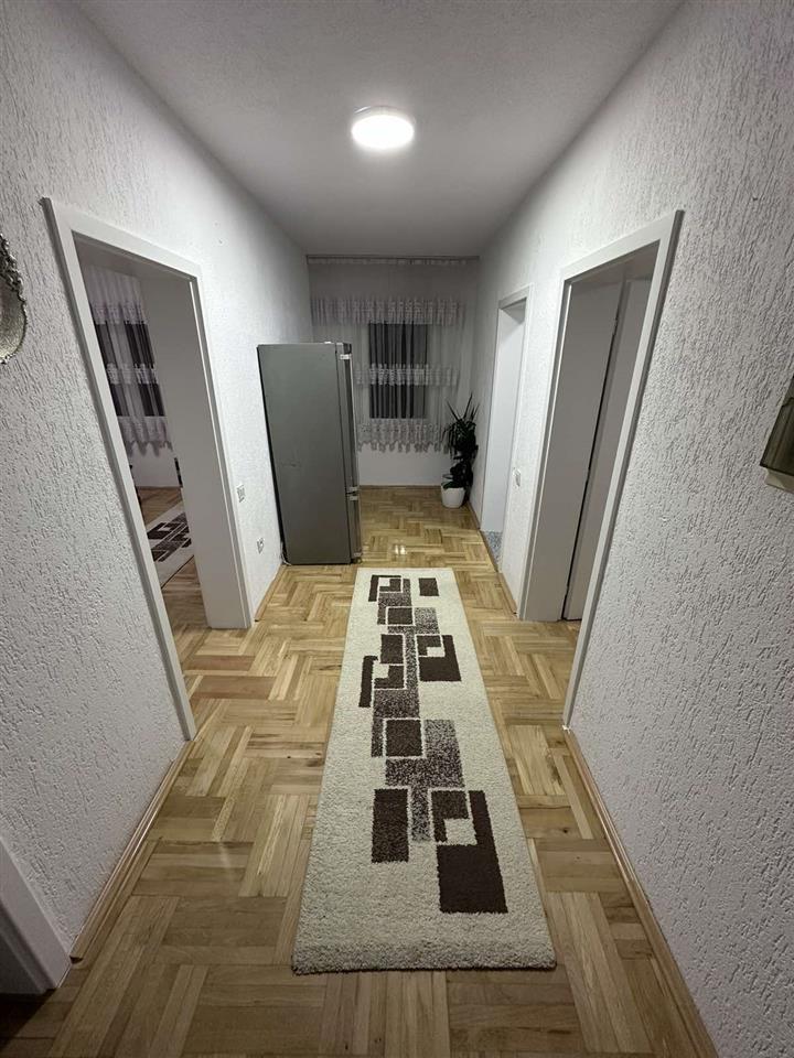 Banes me qera tek 4 Llullat. 4