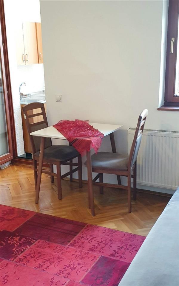Gasonjere me qera afer Fakultetit Ekonomik. 2