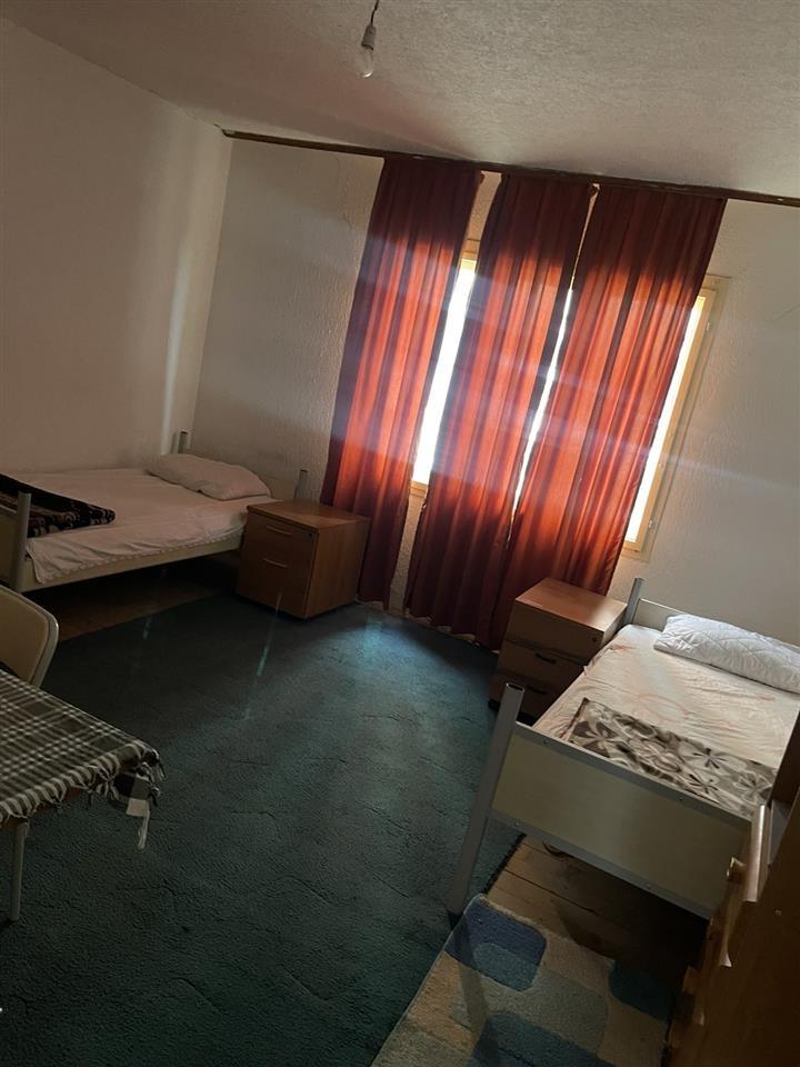 Shtepi me qera per studenta ne rrugen Muharrem Fejza. 4