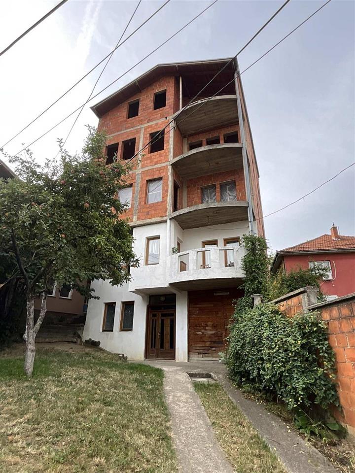 Shtepi ne shitje tek lagjia 4 Llullat. 2