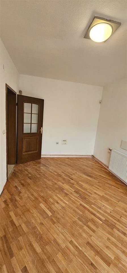 Banes me qera per zyre tek kafet e vogla 4