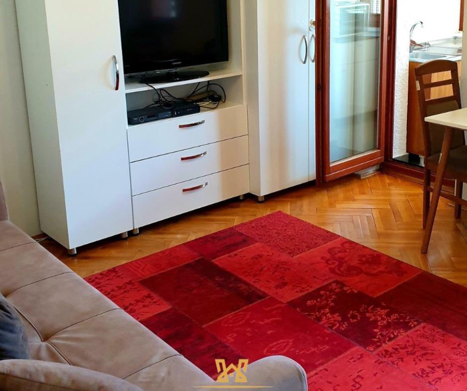 Gasonjere me qera afer Fakultetit Ekonomik.