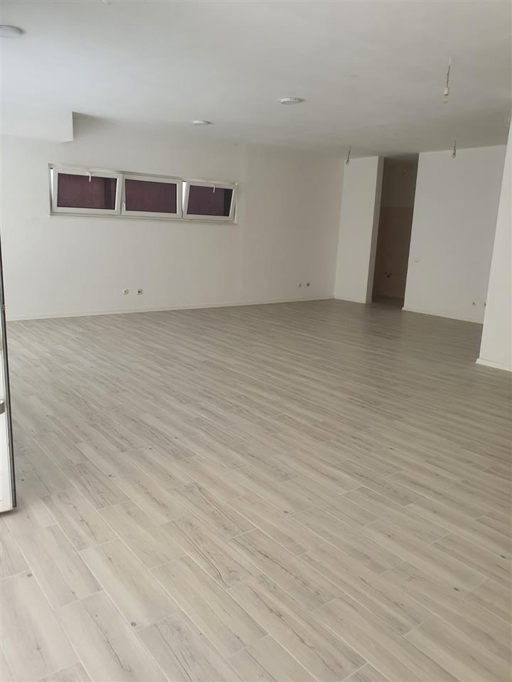 Lokal me qera ne rrugen Muharrem Fejza. 3
