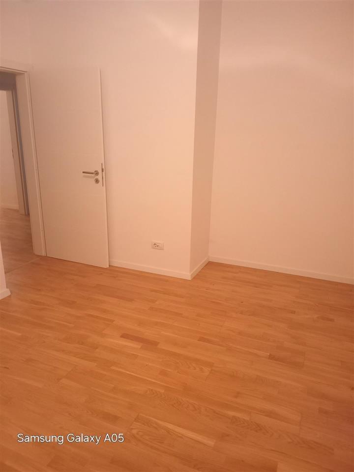 Shitet banesa në rrugen A . 4