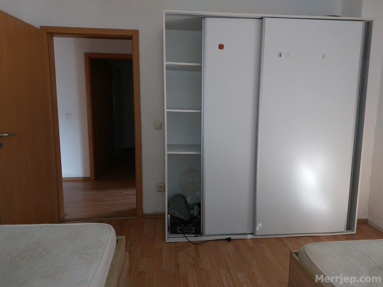 Banes me qera ne lagjen e Spitalit. 4