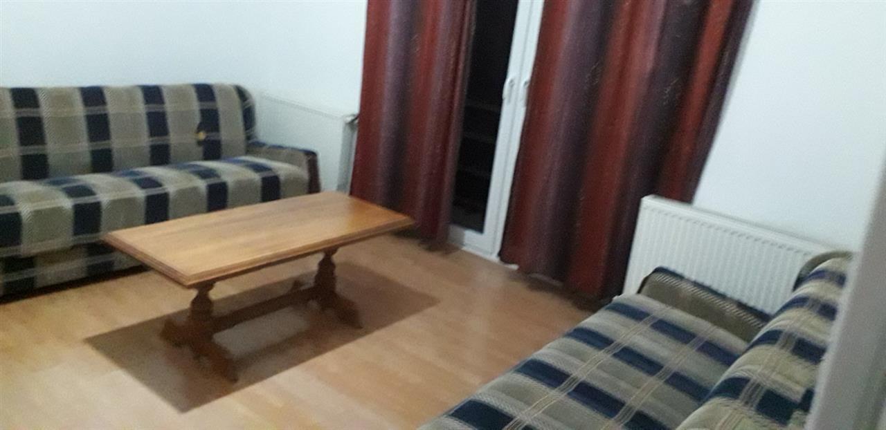 Banesa me qera tek Xhamia e Llapit. 2
