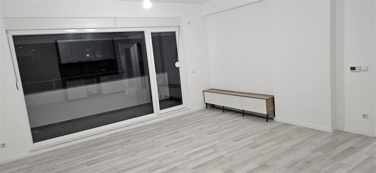 Banes me qira në Rrugën C .