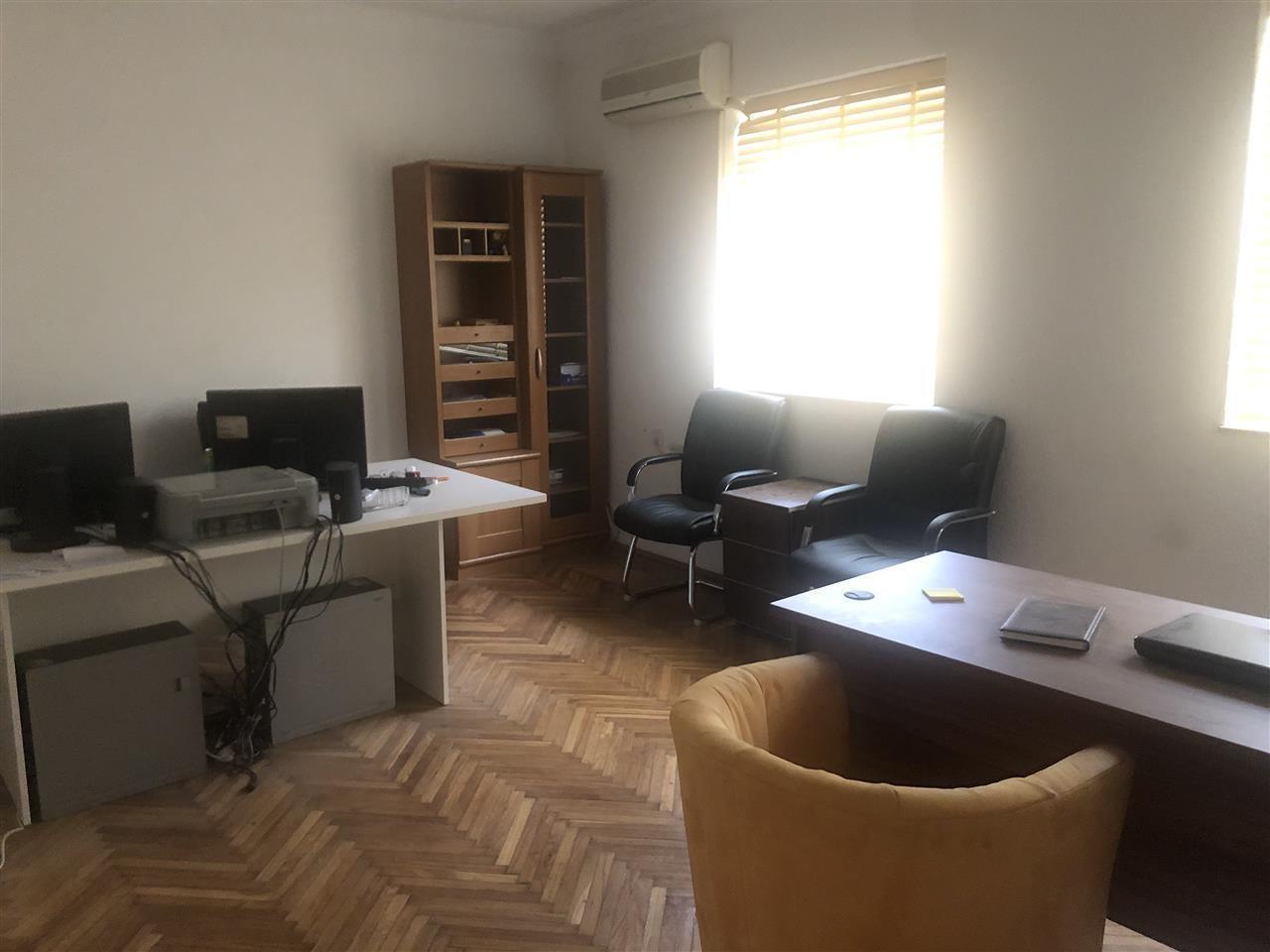 Banesa me qera per zyre ne Qender.