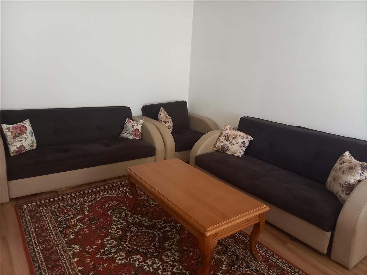 Banese me qera tek Elena Gjika.