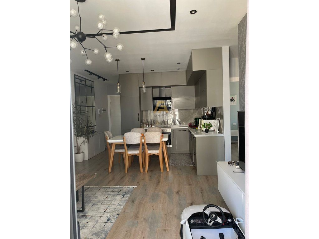 TEK FIORI DI BOSKO APARTAMENT 2+1+2 PER SHITJE! 2