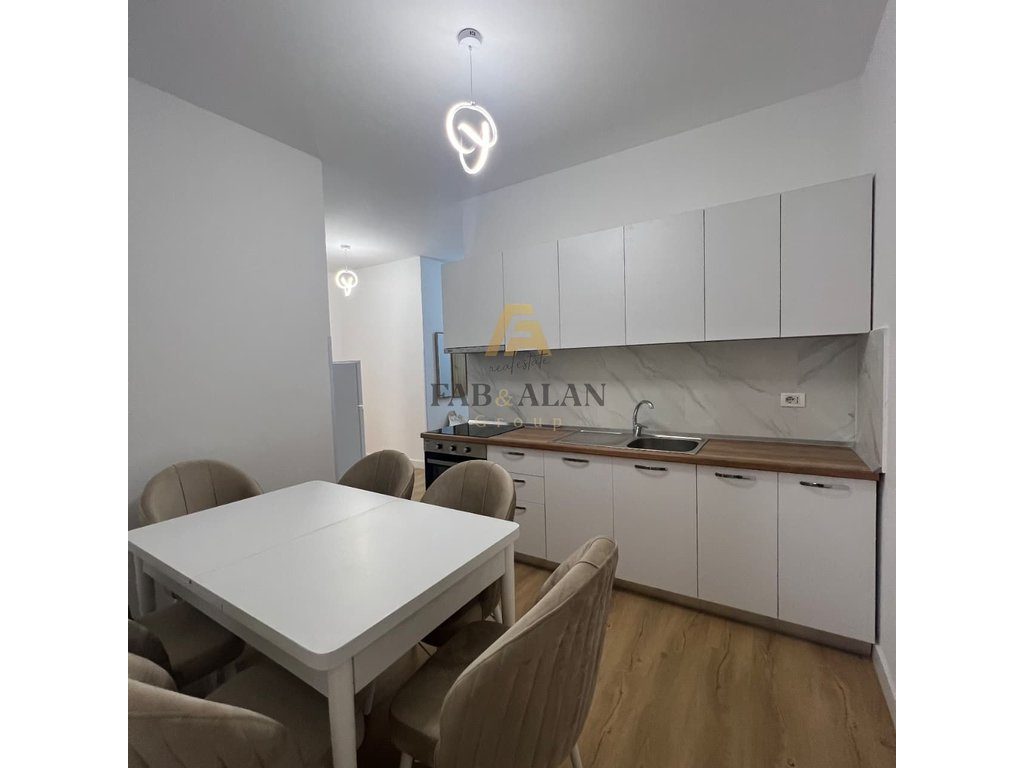 Jepet me qera apartament 1+1 rruga:Islam Alla 85m2,kati i 5 me ashensor,me verande te madhe, i pabanuar me pare 70.000 leke 3