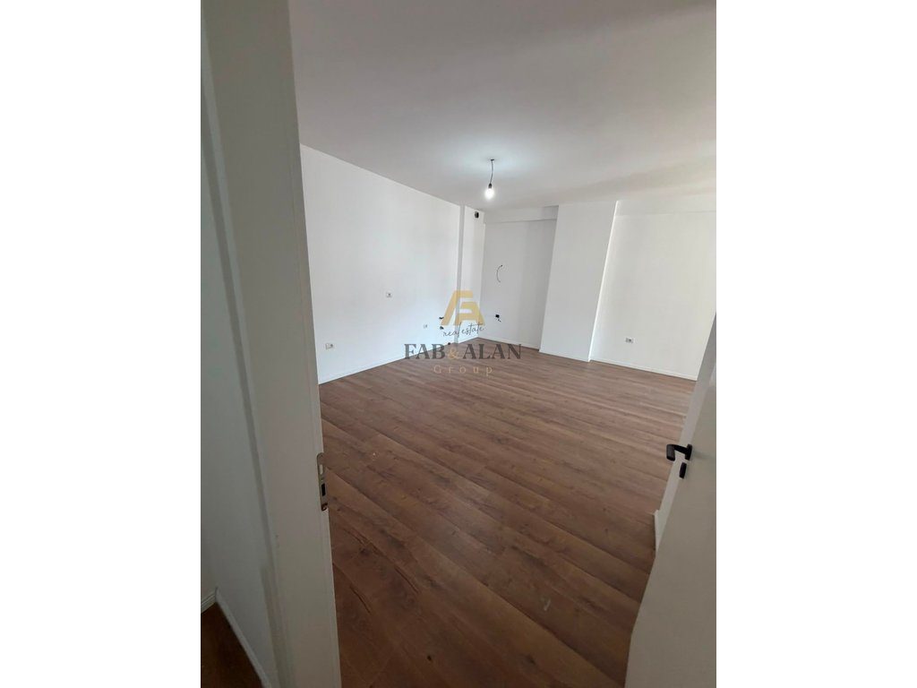 Shitet Apartament 2+1+2 në Kamëz 2