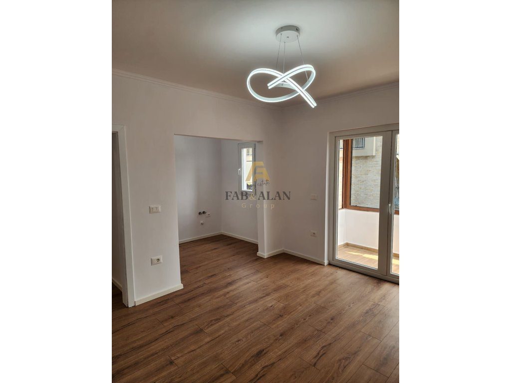 TEK XHAMIA XHURA APARTAMENT 1+1 PER SHITJE!