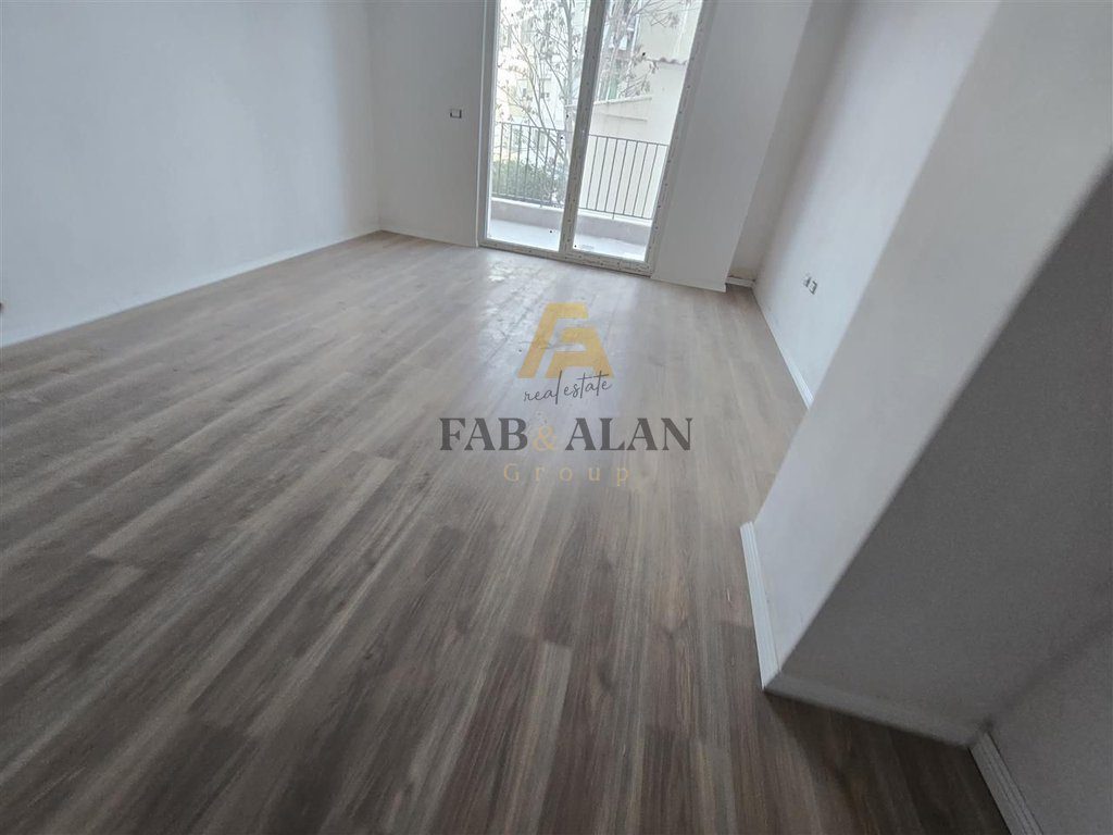 TEK KOMPLEKSI AURA APARTAMENT 1+1 PER SHITJE! 3