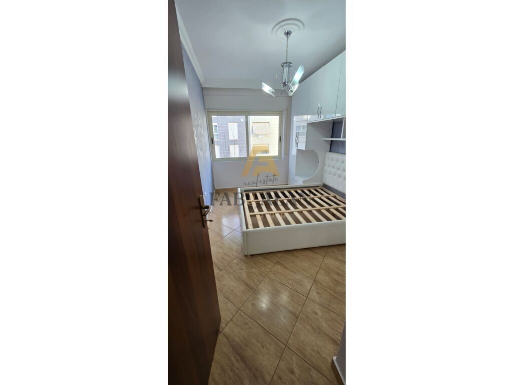 PRANE ISH FUSHES SE AVIACIONIT APARTAMENT 1+1 PER SHITJE! 4