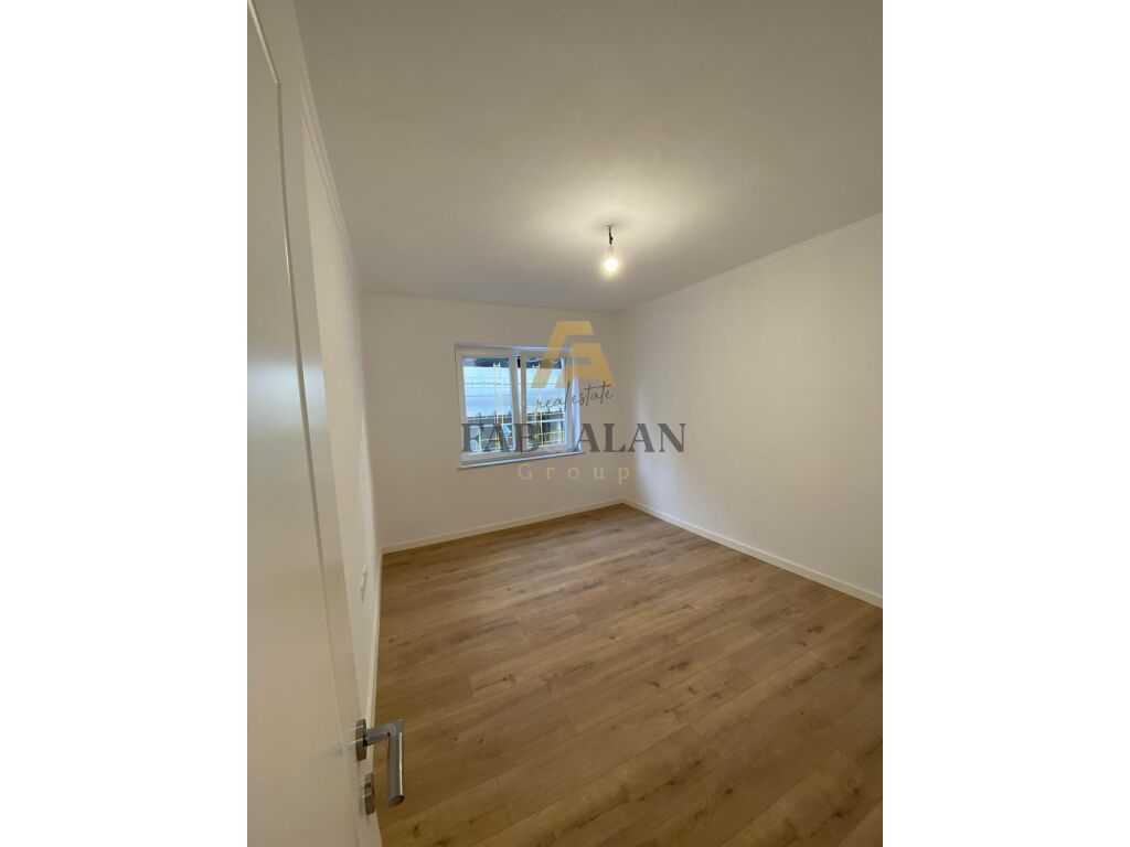 TE RRUGA E DURRESIT, BLLOKU I AMBASADAVE, APARTAMENT 2+1+2 PER SHITJE! 4
