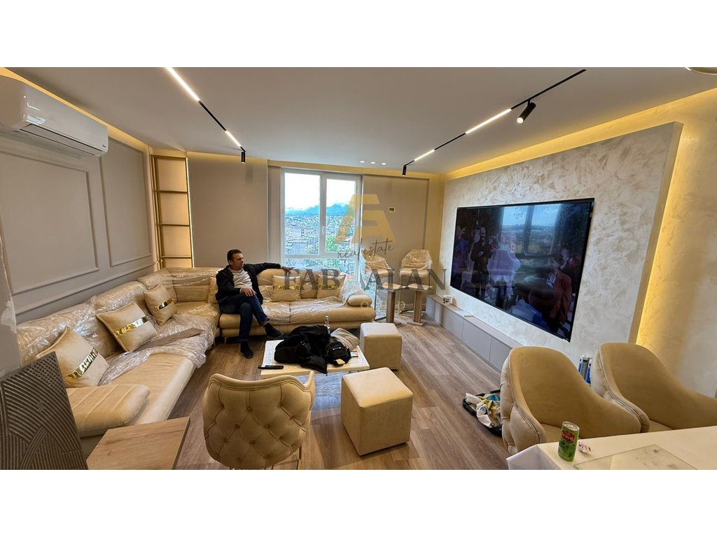 TEK SHKOLLA E BASHKUAR APARTAMENT 2+1 PER SHITJE! 2