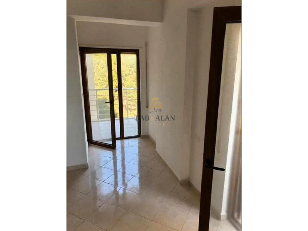 TEK CURRILAT NE DURRES APARTAMENT 2+1+2 PER SHITJE! 4