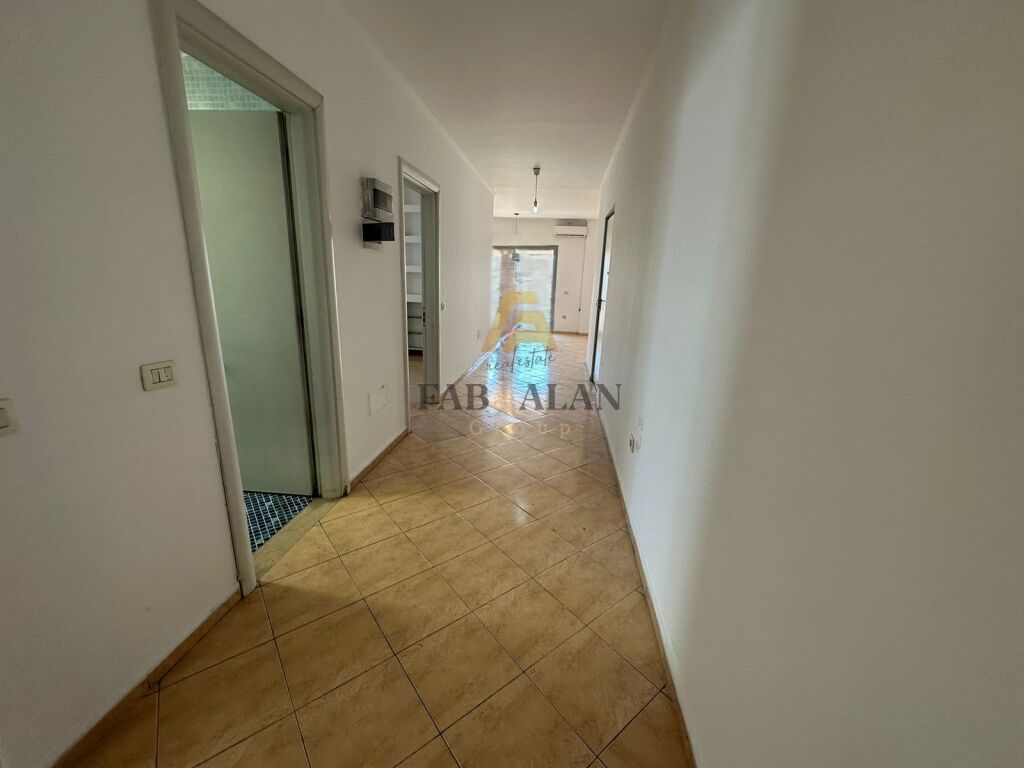 TEK RRETHRROTULLIMI I ZOGUT TE ZI APARTAMENT 2+1+2 PER SHITJE! 2