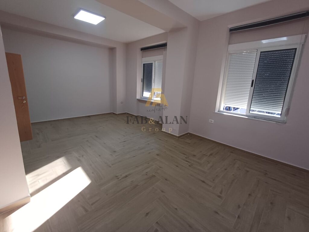 TEK SHALLVARET PERBALLE TAJVANIT AMBIENT BIZNESI PER QERA!