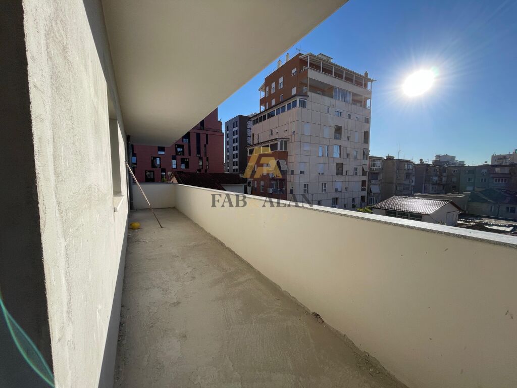PRANE SHKOLLES SE KUQE, APARTAMENT 2+1+2 PER SHITJE! 3