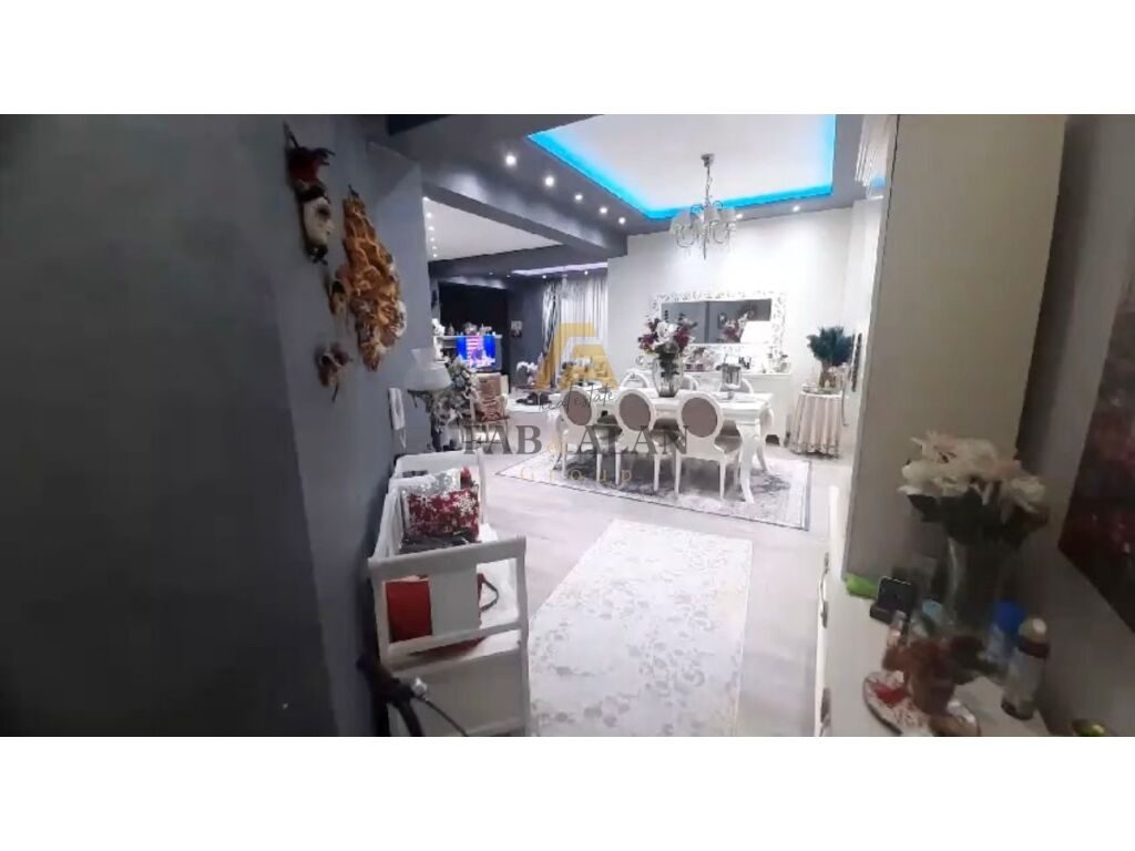 TEK RRUGA E KAVAJES PRANE QENDRES GLOBE APARTAMENT 2+1+2 PER SHITJE!