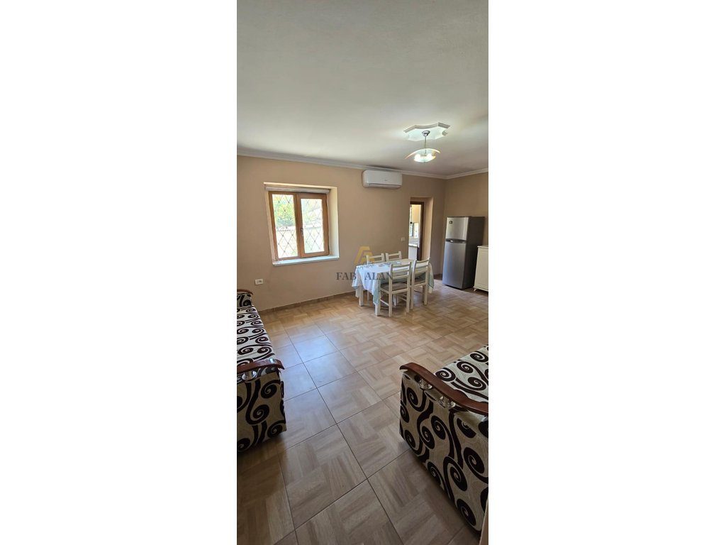 TEK RRUGA FORTUZI APARTAMENT 2+1+2+2BLK PER SHITJE! 2