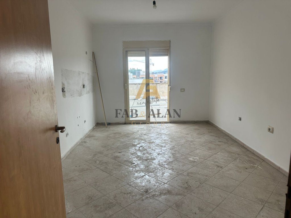 TEK 2 PALMAT NE ASTIR APARTAMENT 2+1+VERANDE PER SHITJE! 3